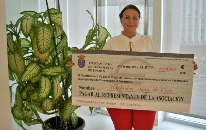 La concejel de Bienestar Social, Mari Cruz Gacho, con el cheque destinado a la Fundación Agua de Coco